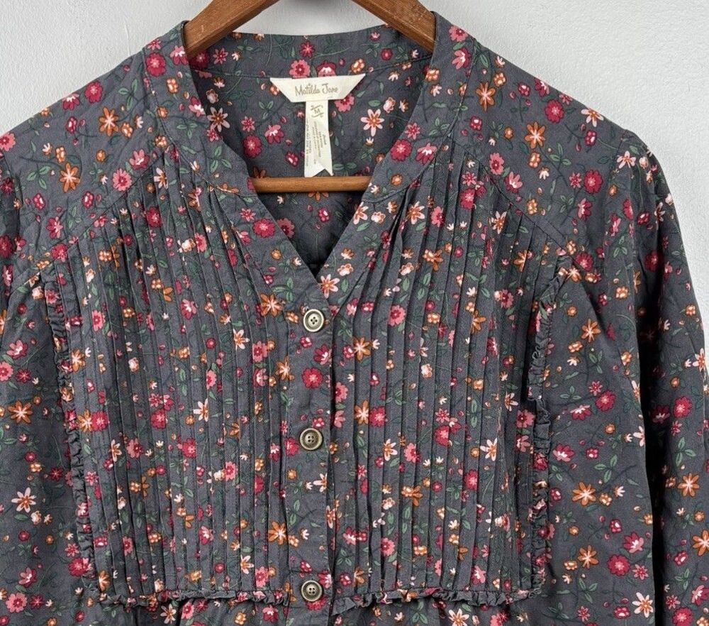 Matilda Jane Blouse Women M Gray Floral Afternoon Stroll Pleated #26652T EUC
